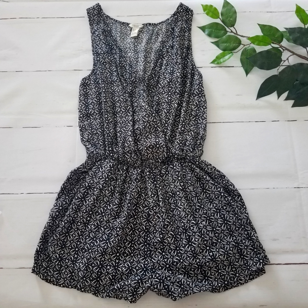 Forever 21 Black & White Romper Size Small